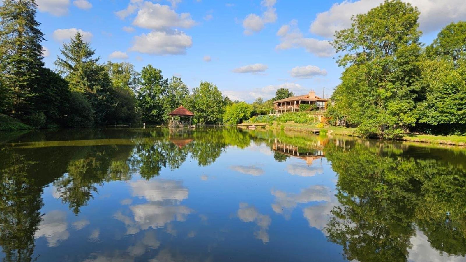 Lake Noble Saint-Germain-l'Aiguiller Екстериор снимка