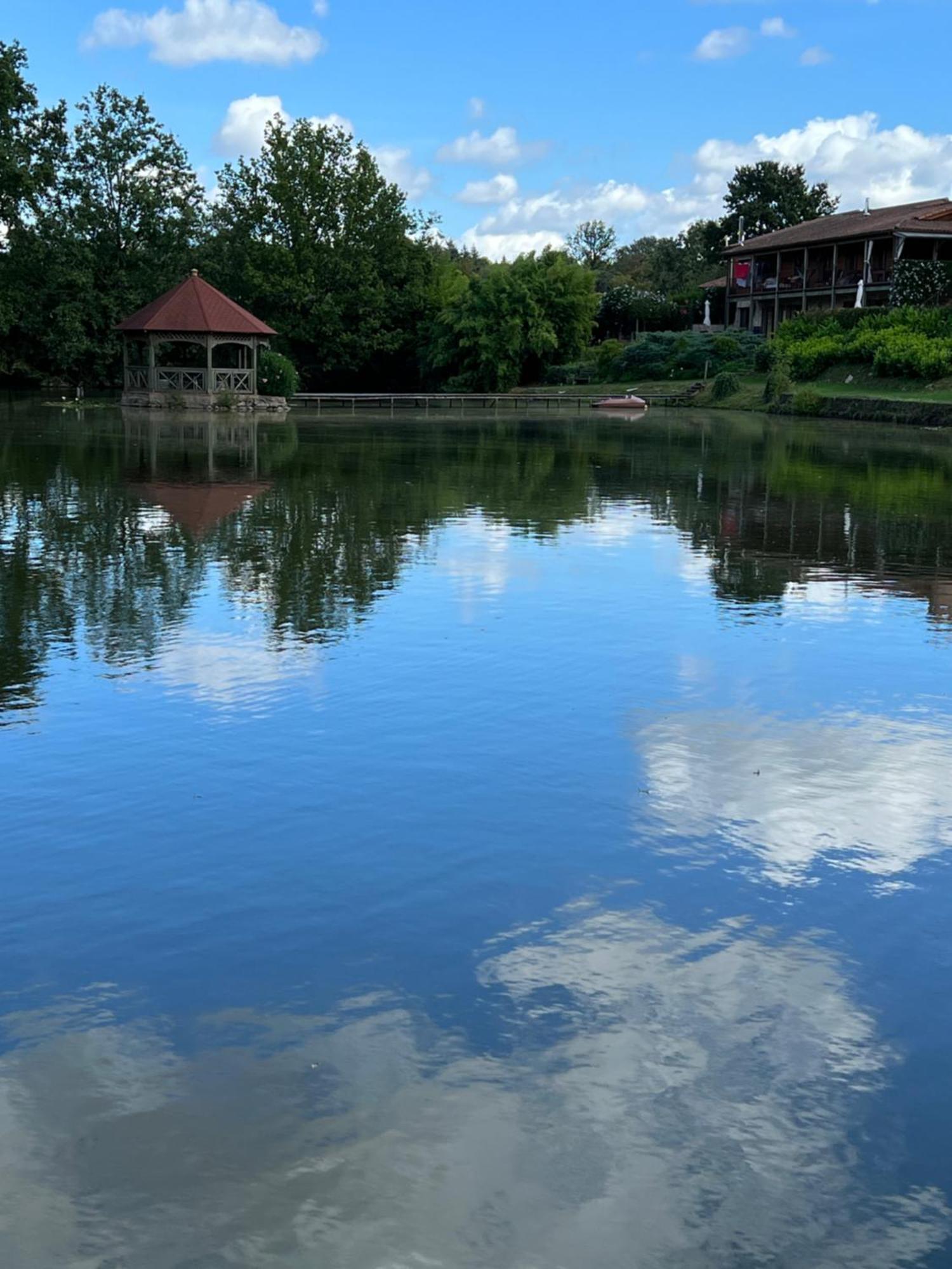 Lake Noble Saint-Germain-l'Aiguiller Екстериор снимка
